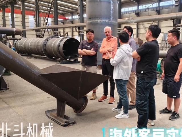 美國(guó)采購商的炭化機(jī)考察之行